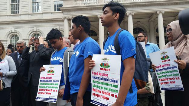 تصویر راهپیمایی دانش آموزان نیویورک در اعتراض به نبود غذای حلال در مدارس