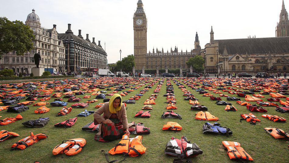 تصویر فعالان بین‌المللی با صدها جلیقه نجاتِ پناهجویان، محوطه مقابل پارلمان لندن را پوشاندند