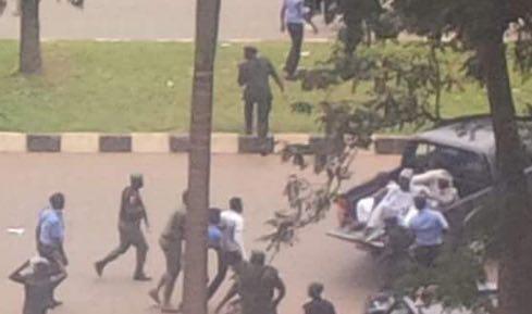 تصویر حمله پلیس نیجریه به تظاهرات شیعیان برای آزادی شیخ زکزاکی در ابوجا