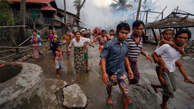 تصویر اخراج صدها مسلمان روهینگیا را از خانه هایشان توسط ارتش این کشور