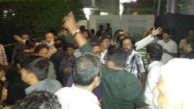 تصویر حمله سنى هاى تندرو به مجلس عزادارى حسینی در پاكستان