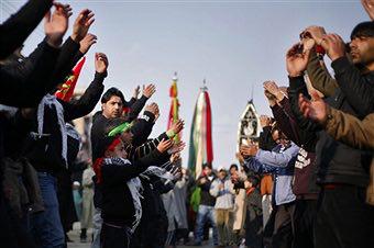 تصویر اعتراض شیعیان هند به صحنه اهانت آمیز به نمادهای شیعی در یک فیلم