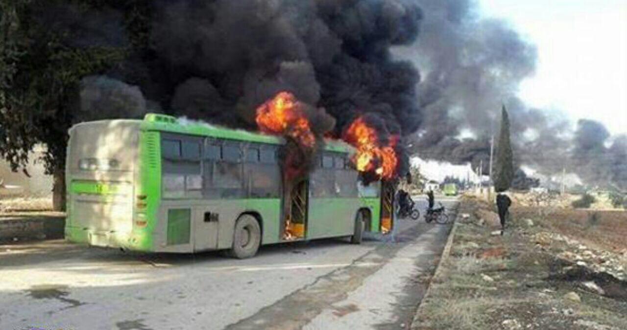 تصویر به آتش کشیده شدن اتوبوس هاى انتقال دهنده مجروحان فوعه و كفريا، توسط سنى هاى تندرو