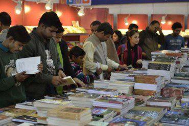 تصویر اهدای رایگان قرآن به بازدیدکنندگان نمایشگاه کتاب دهلی نو