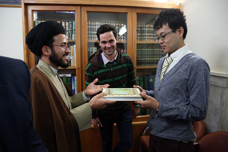 تصویر تشرف یک ژاپنی به دین مبین اسلام در حرم مطهر رضوی