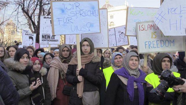 تصویر تظاهرات مردم اتریش در اعتراض به ممنوعیت حجاب