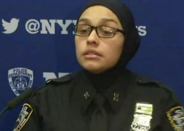 تصویر هتک حرمت پلیس محجبه آمریکایی در اداره پلیس نیویورک