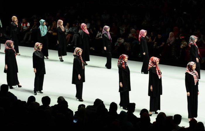 تصویر درآمد میلیاردی صنعت جهانی مد از لباس‌های اسلامی