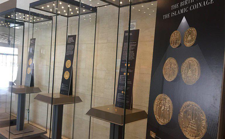 تصویر نمایش سکه‌های نفیس اسلامی در قطر