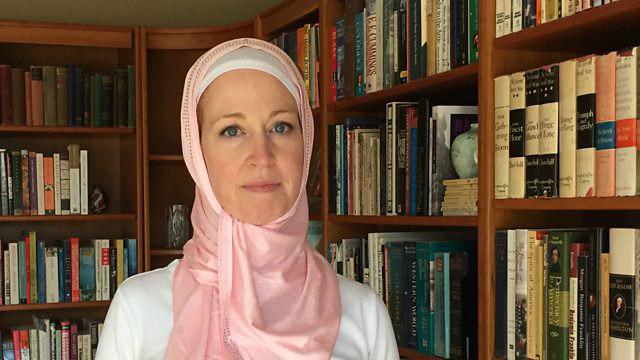 تصویر همبستگی آموزگار آمریکایی با مسلمانان با استفاده از حجاب
