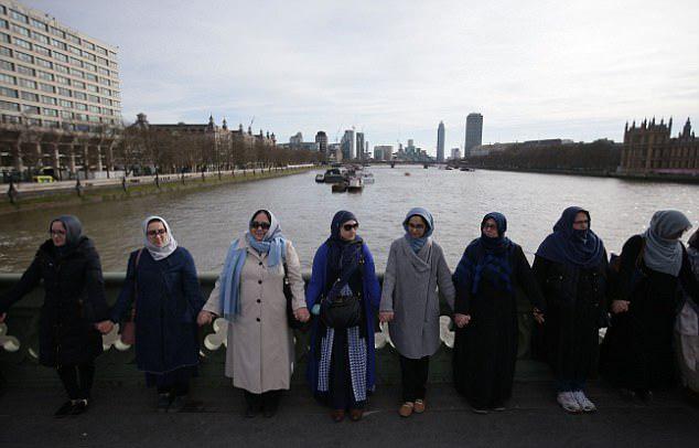 تصویر زنجیره انسانی ضد تروریسم بانوان مسلمان در لندن