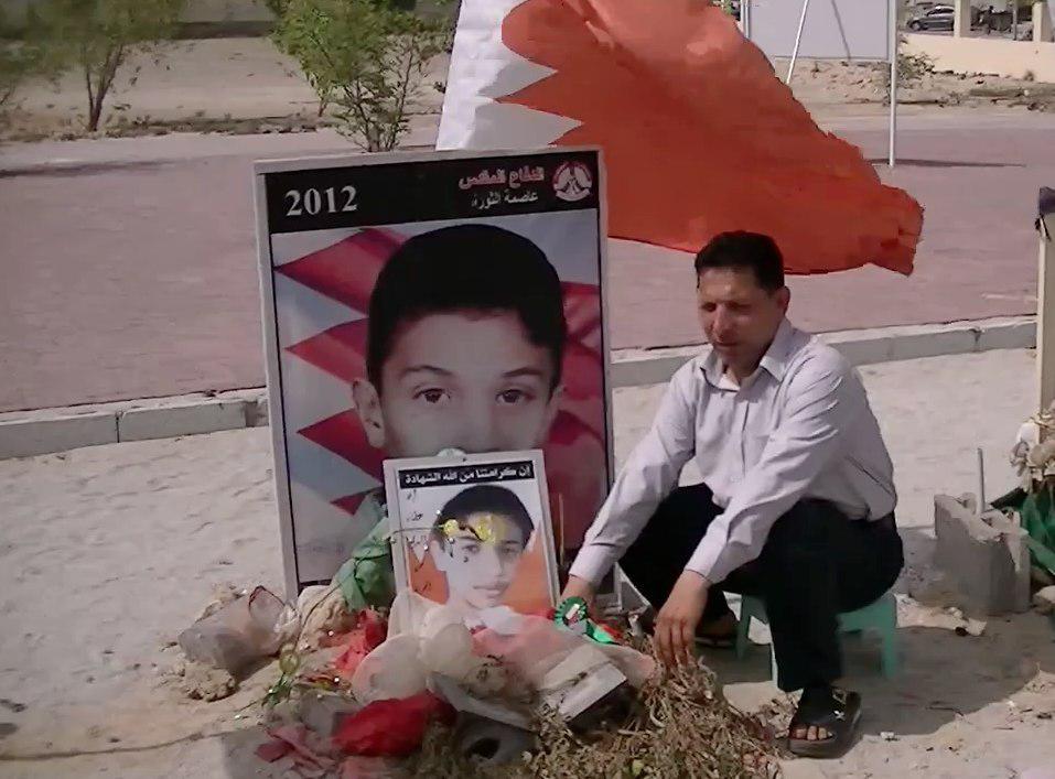 تصویر بازداشت پدر یک شهید بحرینی توسط عوامل آل خلیفه