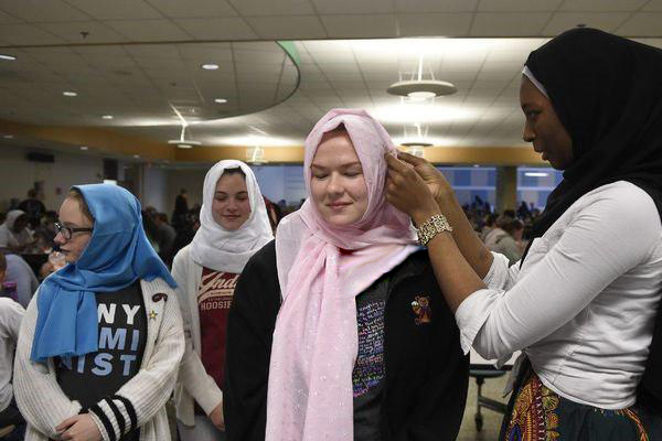 تصویر معرفی حجاب در دبیرستان آمریکایی