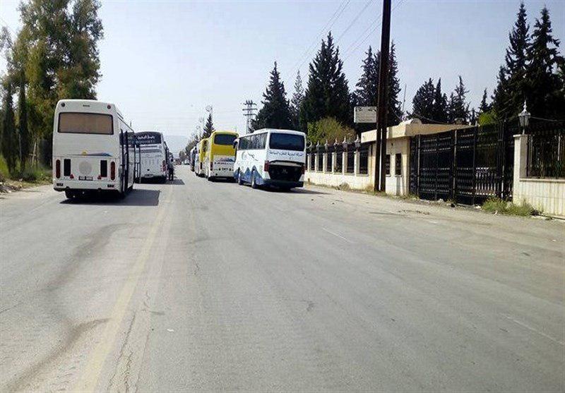 تصویر اتمام مبادله اسیران میان کمیته‌های مردمی در فوعه و گروه‌های مسلح در ادلب