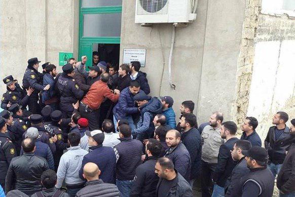 تصویر نمازگزاران مانع تخریب مسجد در باکو شدند