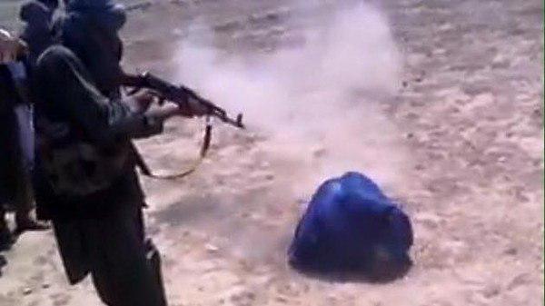 تصویر طالبان ۳ زن و یک کودک را در شمال افغانستان تیرباران کرد