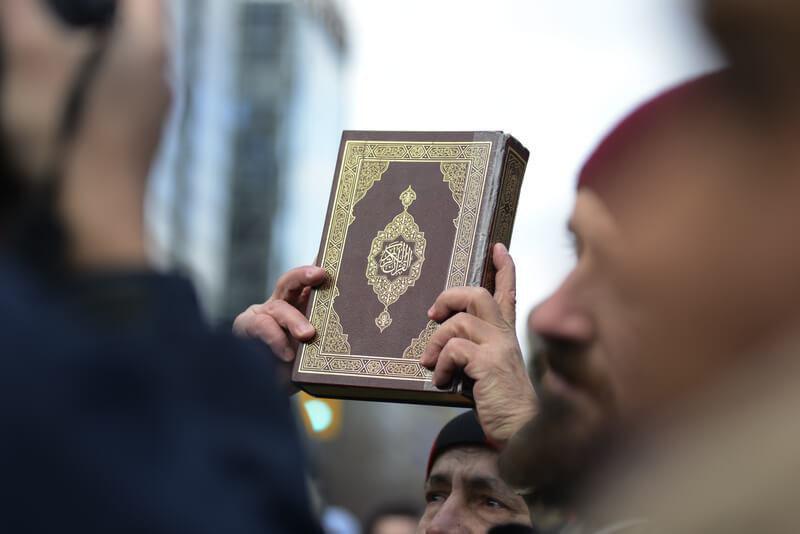 تصویر مخالفت با پیشنهاد ممنوعیت توزیع قرآن در سوئیس