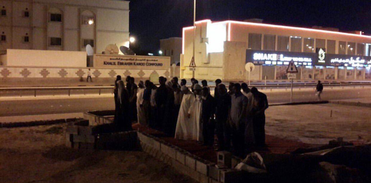 تصویر نماز جماعت مردم بحرین در مساجد تخریب شده