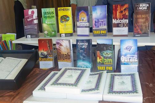 تصویر توزیع قرآن در جشنواره کتاب لس‌آنجلس