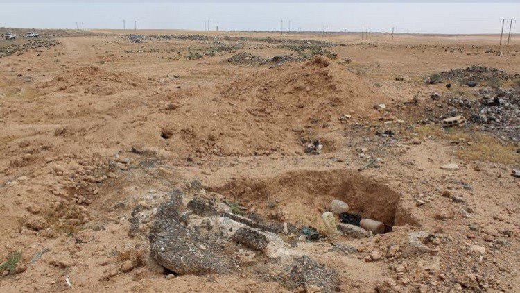 تصویر کشف یک گور جمعی حاوی صدها جسد از قربانیان داعش،  در «الطبقه» سوریه
