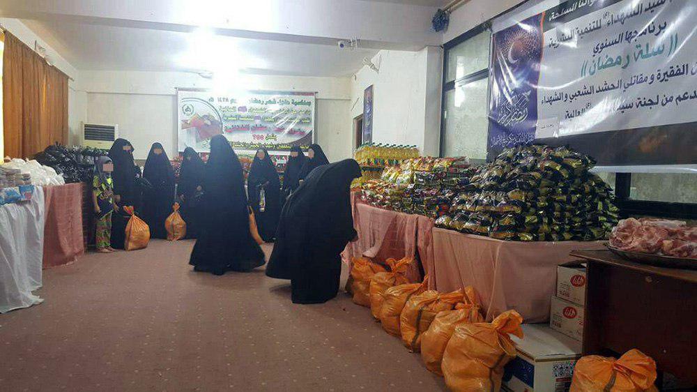 تصویر توزیع سبد غذایی در میان خانواده های نیازمند توسط مؤسسه سیدالشهدا علیه السلام در شهر مقدس کربلا