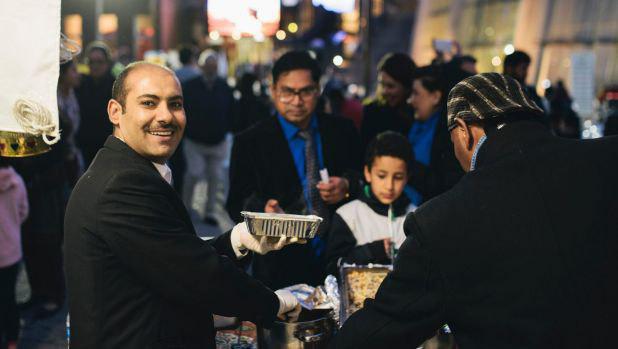 تصویر افطار خیابانی مسلمانان استرالیا در پایتخت این کشور