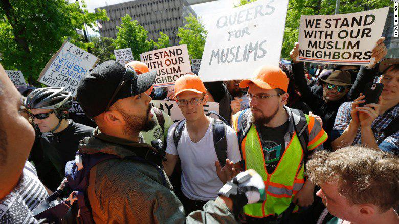 تصویر درگیری افراط گرایان با حامیان مسلمانان در آمریکا