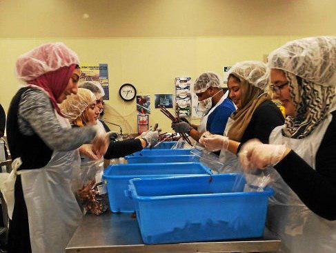تصویر برگزاری برنامه مبارزه با گرسنگی توسط مسلمانان در میشیگان