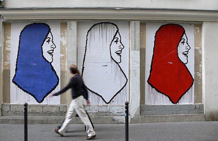 تصویر کشف حجاب یک روزنامه نگار در فرودگاه بین المللی فرانسه