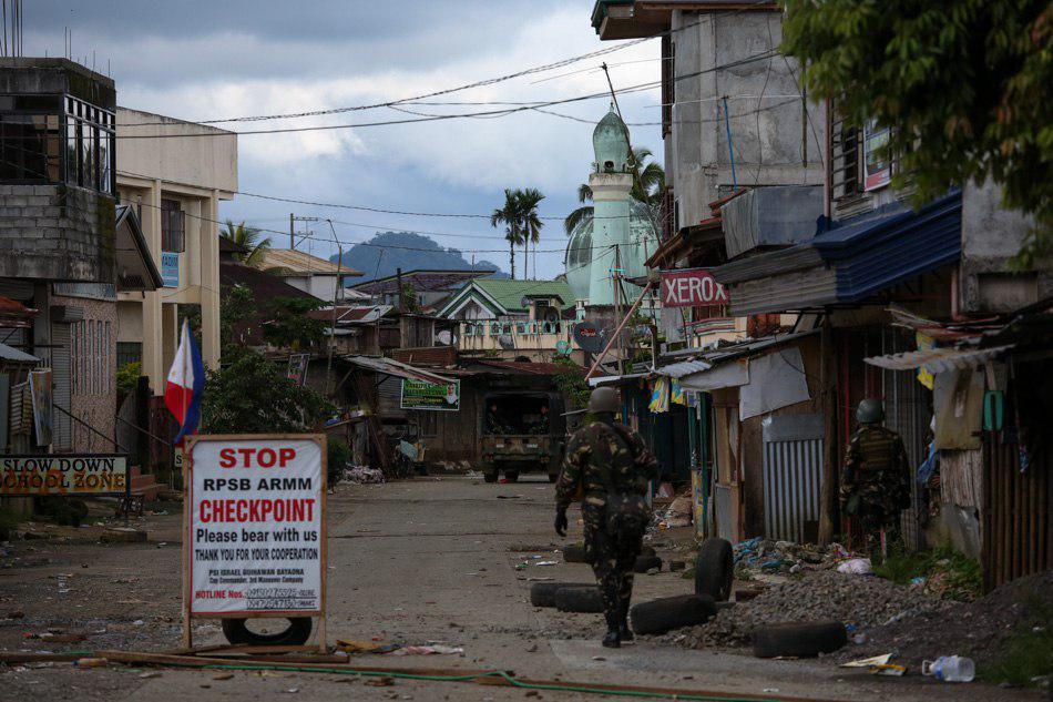 تصویر تروریست های فیلیپینی و جنگ و ازدواج اجباری گروگان های آنها