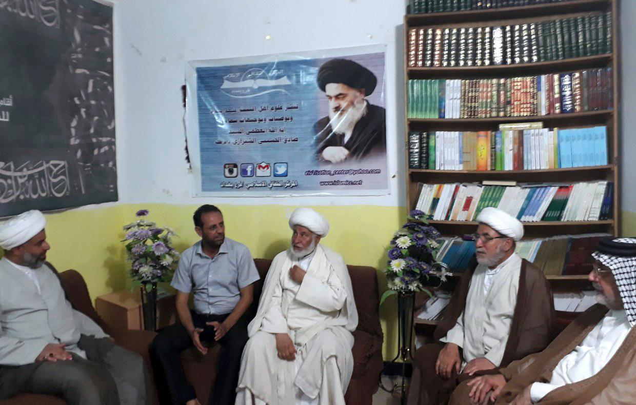 تصویر حضور جمعی از شخصیت های دینی و عشایری، در مرکز فرهنگی ـ اسلامی بغداد