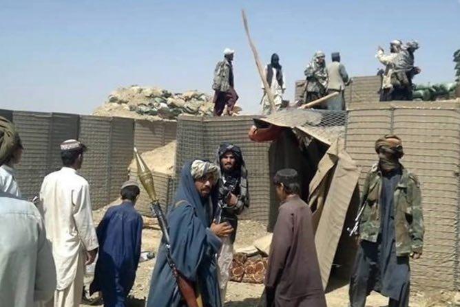 تصویر تصرف ٤ پایگاه امنیتی در شمال افغانستان توسط طالبان