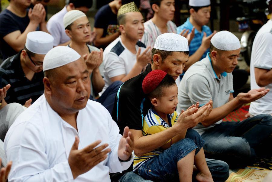 تصویر مسلمانان چینی به جرم تبلیغ اسلام زندانی می‌شوند