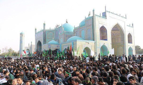 تصویر گزارش تصویری – #عزادارى_شيعيان_جهان – اجتماع عظیم عزاداران در روز عاشورا در مزار شریف، بلخ ـ افغانستان