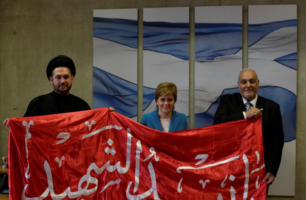 تصویر ادای احترام «نیکولا استورجن» وزیر اول اسکاتلند به امام حسین علیه السلام