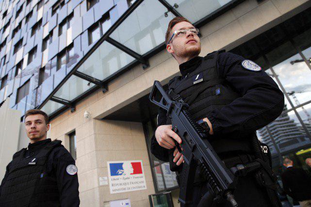 تصویر بازداشت هشت فرانسوی به اتهام توطئه علیه مساجد