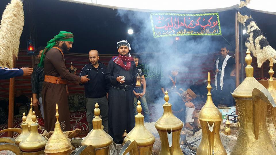 تصویر گزارش تصویری ـ پذیرایی عراقی ها از زائران پیاده اربعین حسینی با قهوه عربی در جاده نجف ـ کربلا