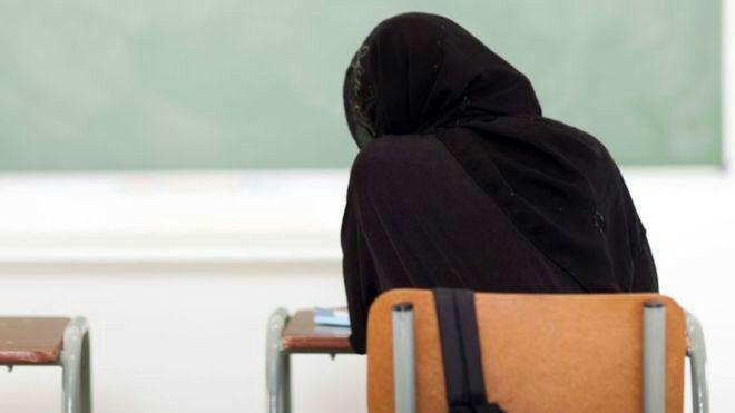تصویر اخراج دانشجوی دختر محجبه از تالار یک دانشگاه در نیجریه به دلیل حجاب