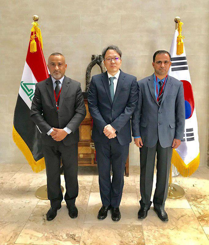 تصویر حضور هیئت نمایندگی دو مرکز مرتبط با مرجعیت در سفارت کشور کره جنوبی در کشور عراق