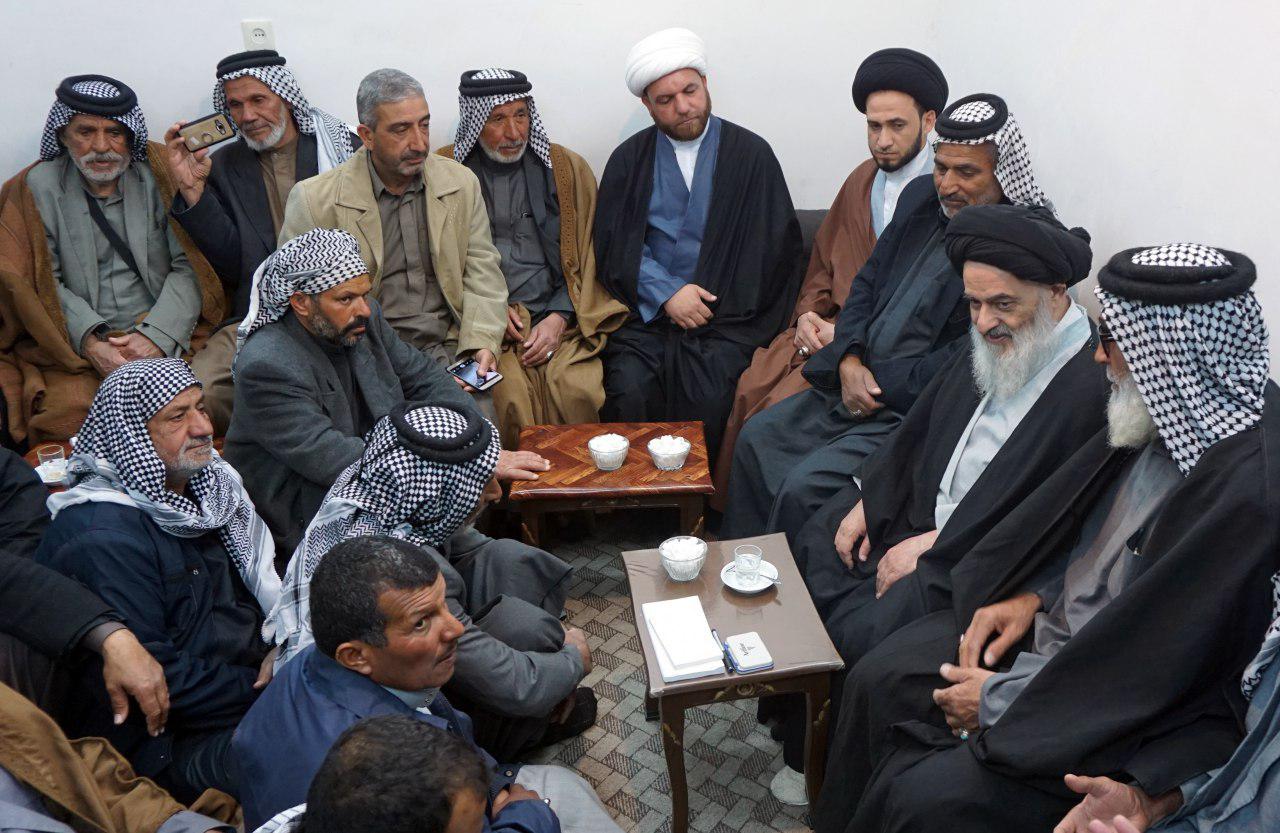 تصویر حضور جمعی از طلاب و شخصیت‌های مذهبی کشور عراق در بیت آیت الله العظمی شیرازی