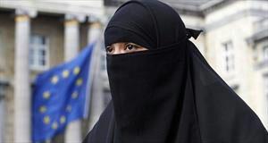 تصویر یک تاجر مسلمان جریمه پوشیه زنان در دانمارک را پرداخت می کند