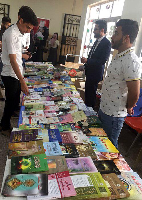 تصویر برپایی نمایشگاه کتاب در دانشگاه بصره