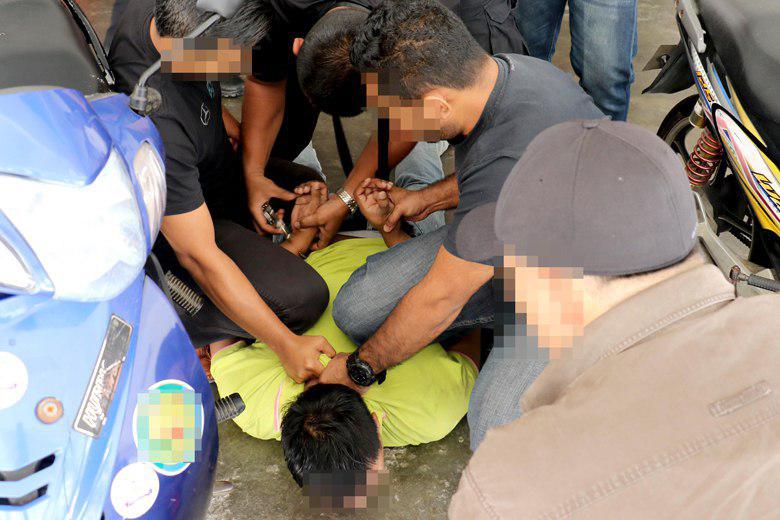 تصویر بازداشت 7سنی تندروی وابسته به داعش در مالزی