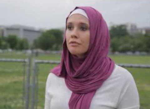 تصویر زن مسلمان آمریکایی لباس‌های شیک اسلامی تولید می‌کند