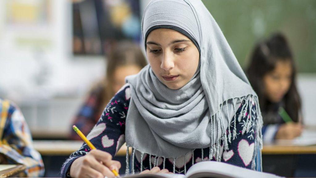 تصویر محکومیت منع حجاب دانش آموزان در انگلیس