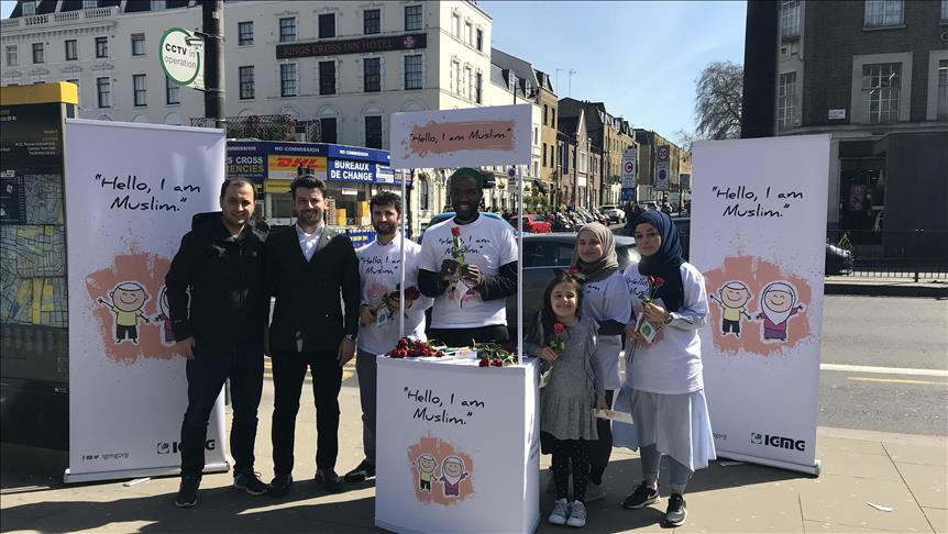 تصویر اهدای گل به مردم توسط مسلمانان لندنی