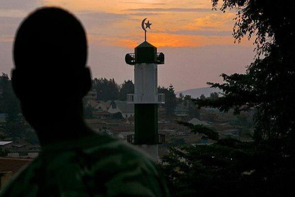 تصویر استفاده از واتس آپ برای پخش اذان به جای بلندگو در مساجد غنا