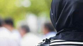 تصویر زن مسلمان الجزایری به خاطر «دست ندادن با نامحرم» حق تابعیت نگرفت