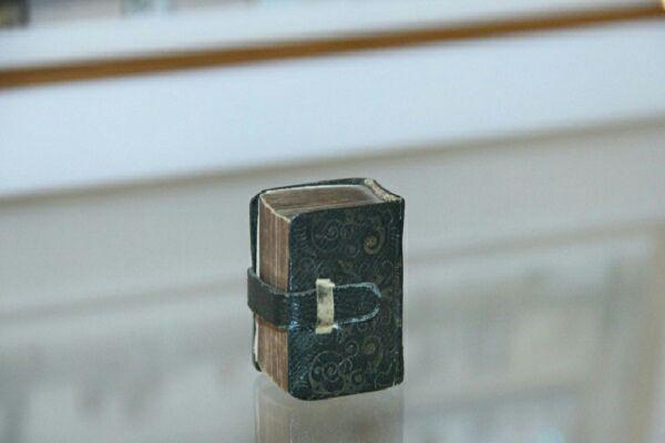 تصویر نمایش کوچک‌ترین قرآن آذربایجان در موزه کتاب‌های مینیاتوری