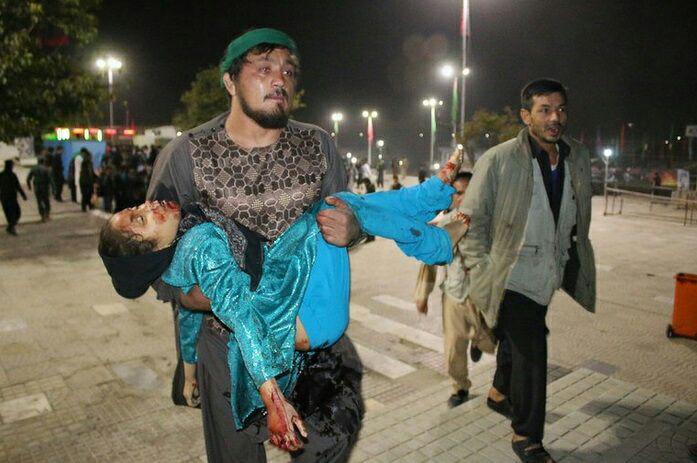 تصویر پهلوان افغان که پس از هر حمله به کمک مجروحین می‌شتاف سرانجام شهید شد